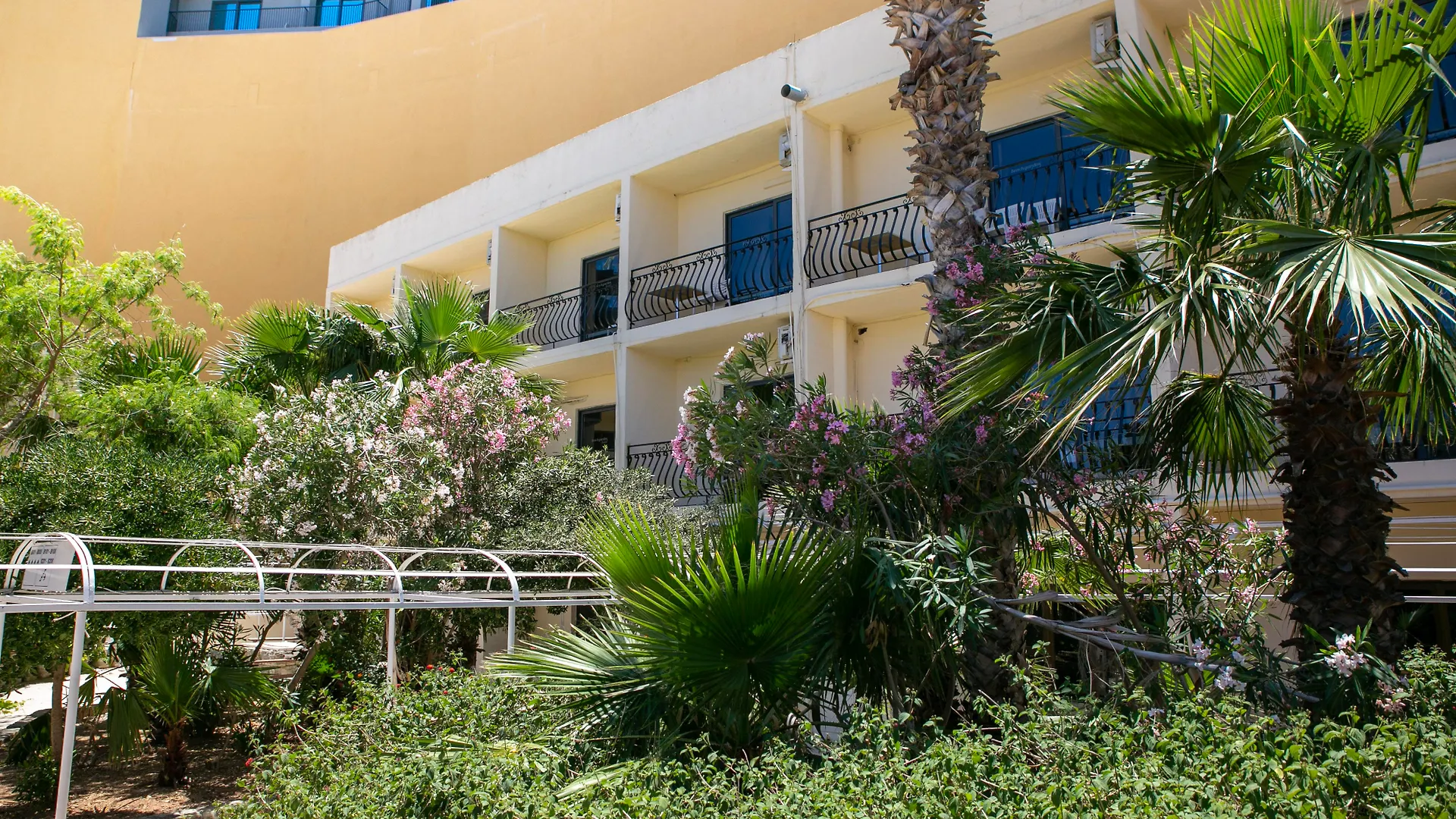 Beach Garden Hotel San Ġiljan